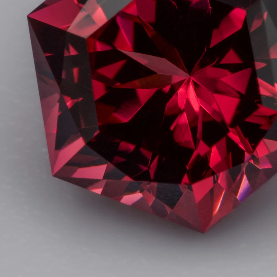 Red spinel, hexagonal cut