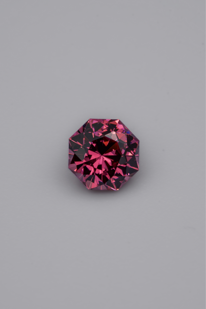 Pink gemstone, round brilliant cut